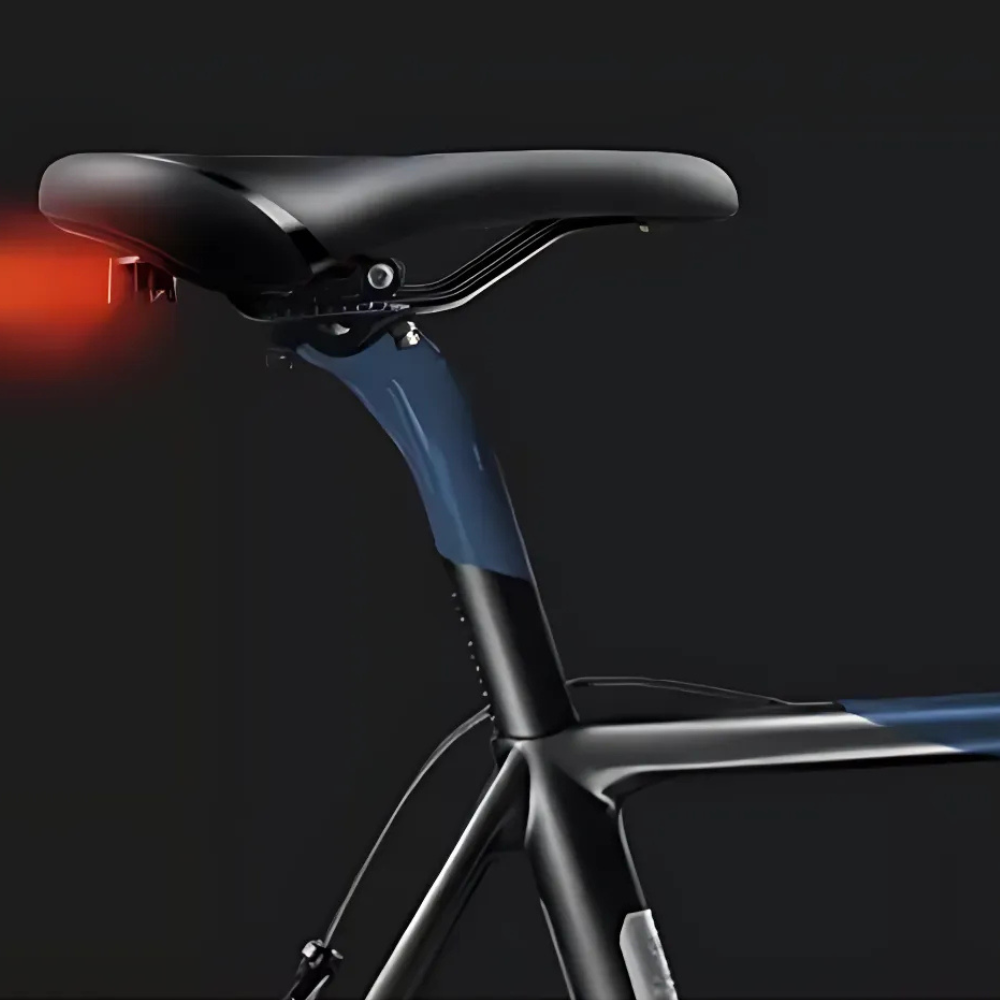 Sa Bicicleta, Stop Reflectorizant Rosu si Albastru, 5 Moduri de Iluminare LED, Spuma Confortabila Poliuretanica, Ergonomica, Respirabila, Rezistenta la Socuri, Cablu USB Inclus, 28 x 15.5 x 7 cm, Negru