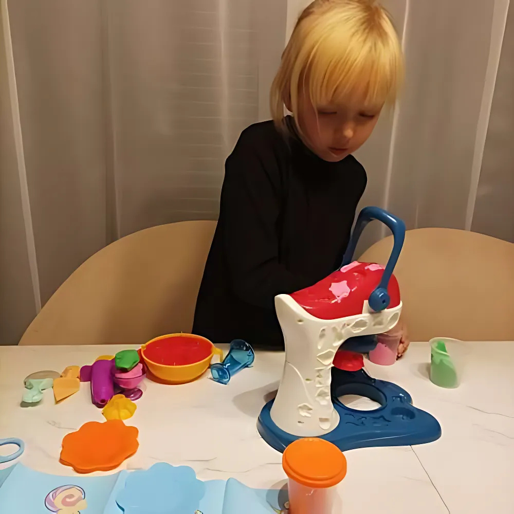 Set Plastilina, Masina de Prajituri, Instrumente de Modelare Multiple, 5 Culori Diferite de Pasta Modelatoare, Usor de Folosit si Curat, Jucarie Educativa, Interactiva, pentru Copii, Nu se Usuca/Lipeste, + 3 ani, 26 x 21.5 x 18 cm, Multicolor