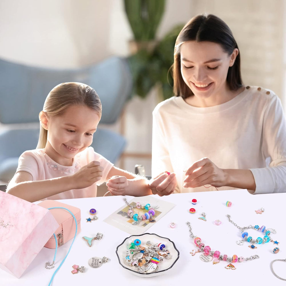 Set Realizare Bratari Colorate, Contine Diverse Bijuterii, Pandantive si Margele, 69 Piese, 3 Bratari, 3 Coliere, Dezvolta Abilitatile Manuale, Portabil, pentru Copii, + 3 ani, Geanta cu Fermoar Inclusa, Multicolor
