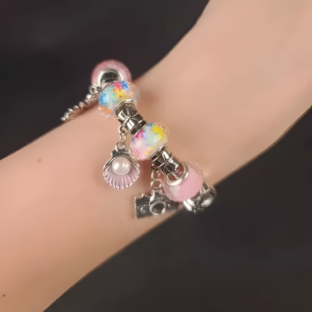 Set Realizare Bratari Colorate, Contine Diverse Pandantive si Margele, 4 Bratari, 70 Piese, Dezvolta Abilitatile Manuale, Portabil, Cutie Depozitare Inclusa, Multicolor