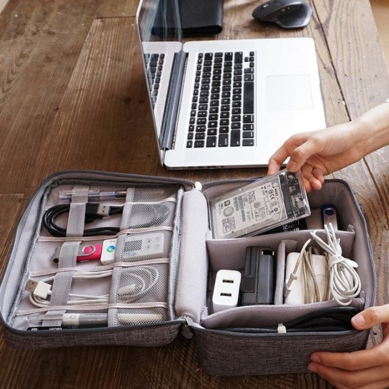 Geanta Organizator Accesorii Electronice Voiaj, Rezistenta la Apa, pentru Calatorie, Depozitare Cabluri, Hard Disk, SSD, Adaptoare, Mouse, Casti, Baterie Externa, Inchidere Fermoar, Separatoare Reglabile, Maner Transport, 24.5 x 18.5 cm, Gri