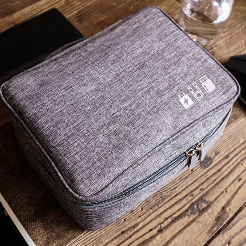 Geanta Organizator Accesorii Electronice Voiaj, Rezistenta la Apa, pentru Calatorie, Depozitare Cabluri, Hard Disk, SSD, Adaptoare, Mouse, Casti, Baterie Externa, Inchidere Fermoar, Separatoare Reglabile, Maner Transport, 24.5 x 18.5 cm, Gri