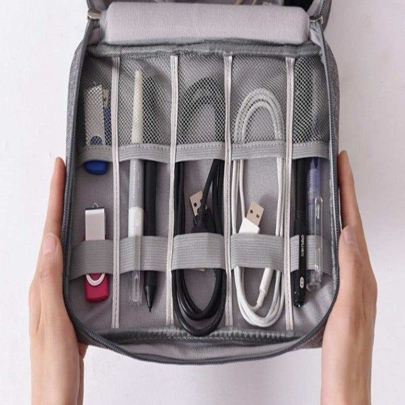 Geanta Organizator Accesorii Electronice Voiaj, Rezistenta la Apa, pentru Calatorie, Depozitare Cabluri, Hard Disk, SSD, Adaptoare, Mouse, Casti, Baterie Externa, Inchidere Fermoar, Separatoare Reglabile, Maner Transport, 24.5 x 18.5 cm, Gri